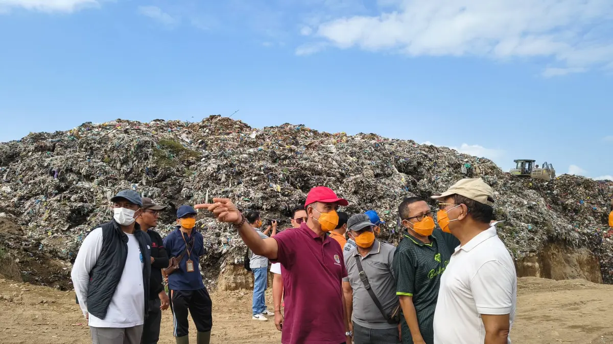 CEK TPA: Bupati Buleleng, I Nyoman Sutjidra (paling kanan) saat menegcek kondisi di TPA Bengkala, pada Kamis (28/5/2026). (Pemkab Buleleng)