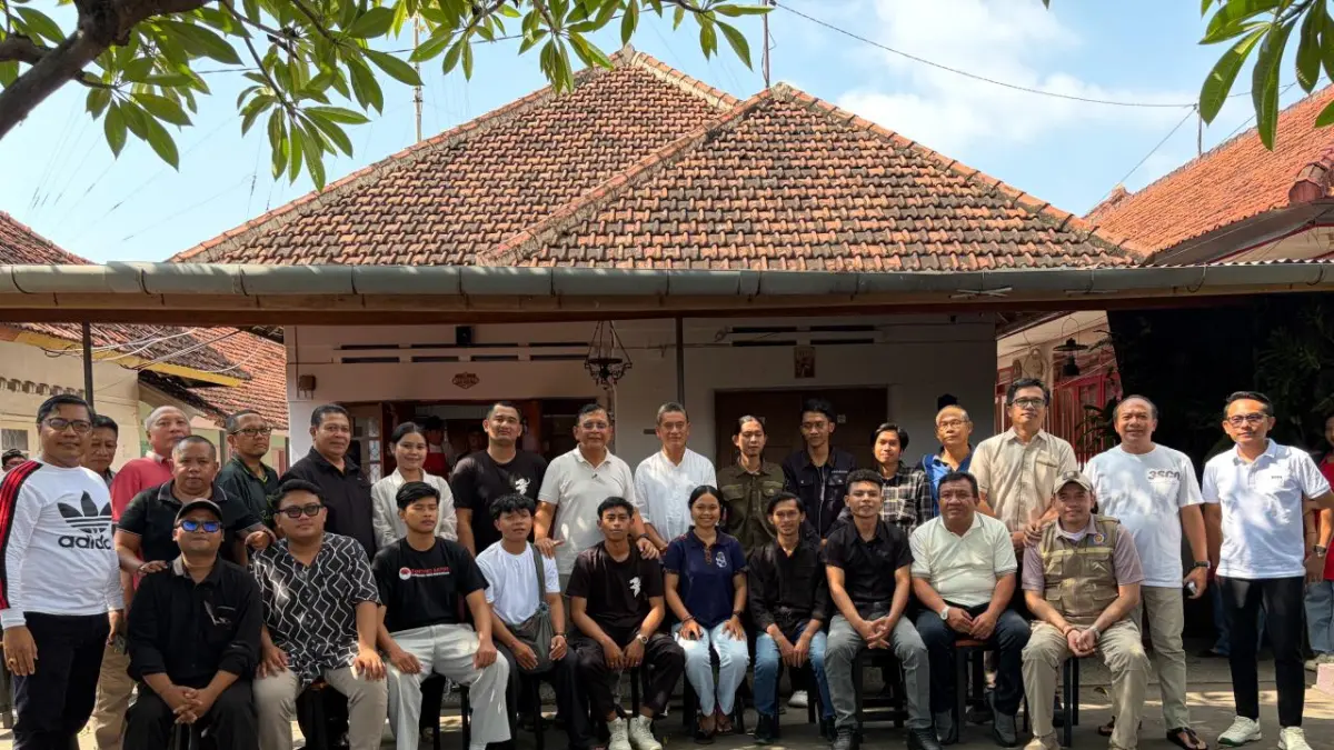 DISKUSI: Bupati Buleleng, I Nyoman Sutjidra dan Wakil Bupati Buleleng, Gede Supriatna usai berdiskusi dengan perwakilan mahasiswa dan organisasi kepemudaan di Buleleng. (Pemkab Buleleng)