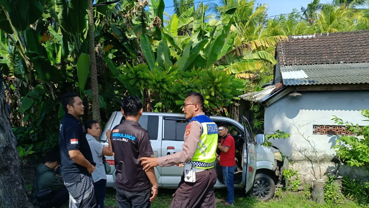 KECELAKAAN: Mobil ambulans yang mengangkut jenazah mengalami kecelakaan tunggal di Jalan Raya Singaraja-Gilimanuk gara-gara mobil pecah ban. (Polres Jembrana)