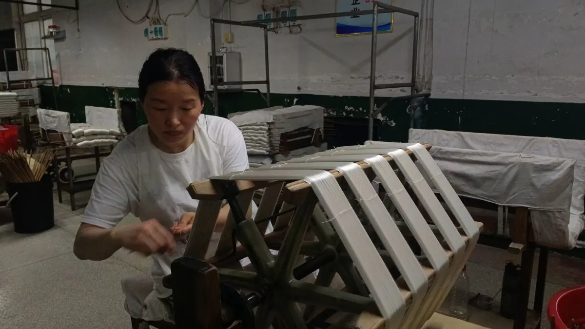 MEMINTAL SUTRA: Salah seorang pekerja di H&S’YATI Silk (Sutra Huashiyadi) tampak memintal benang sutra. (Eka Prasetya/Radar Buleleng)