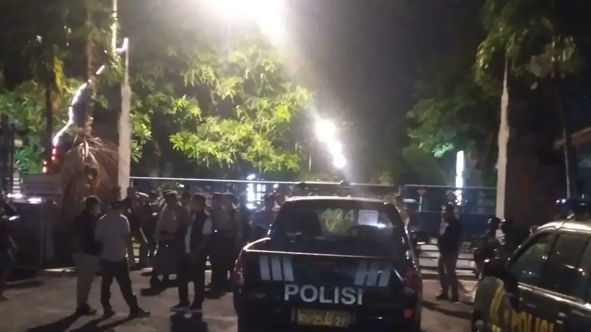 JAGA KETAT: Aparat kepolisian melakukan penjagaan di Indonesia Power Unit Pembangkit Pemaron. Lokasi ini sempat digeruduk sejumlah warga Desa Pemaron karena suara mesin disel yang dinilai terlalu bising, bahkan menyebabkan getaran di rumah warga. (Eka Prasetya/Radar Buleleng)