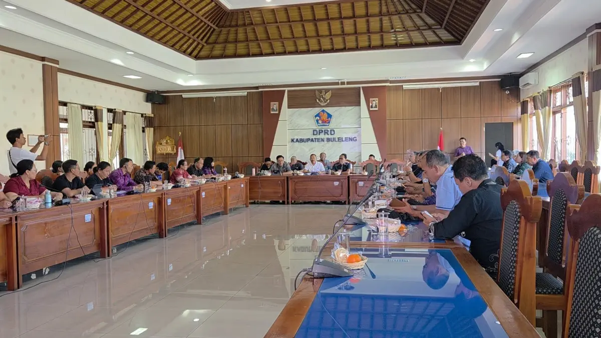 BAHAS SISWA BARU: Suasana rapat antara DPRD Buleleng dan Disdikpora Buleleng membahas Sistem Penerimaan Murid Baru (SPMB) tahun ajaran 2026/2027. (DPRD Buleleng)