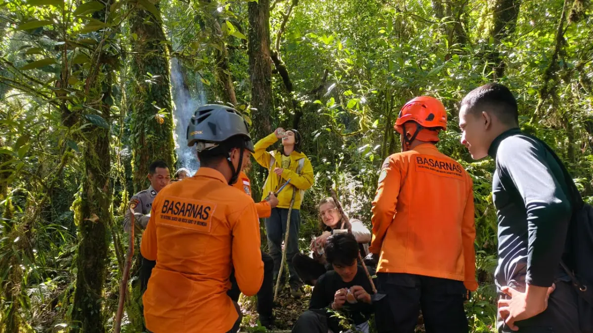 EVAKUASI: Tim SAR Gabungan berhasil mengevakuasi tiga orang pendaki yang tersesat di Gunung Batukaru. (Kantor SAR Denpasar)