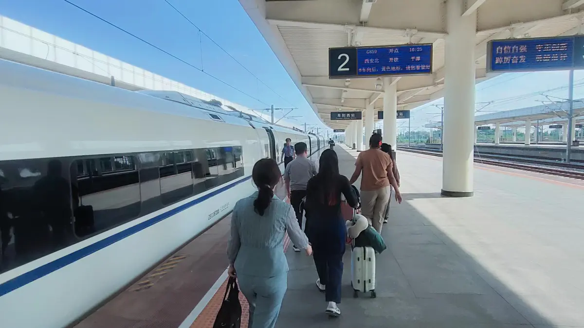 KERETA CEPAT: Suasana di Fuyang West Railway Station. Kereta cepat di Tiongkok terbiasa melaju dengan kecepatan di atas 100 kilometer per jam. (Eka Prasetya/Radar Buleleng)