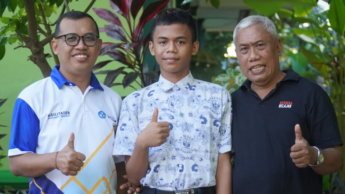 PRESTASI: Gede Agus Budi Pratama Putra (tengah), siswa SMPN 4 Singaraja yang berhasil meraih nilai Tes Kemampuan Akademik (TKA) tertinggi di Bali. (Eka Prasetya/Radar Buleleng)