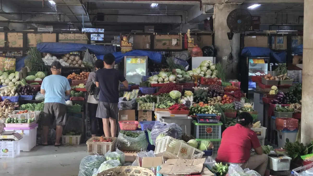 TETAP BERPUTAR: Suasana aktivitas jual-beli di Pasar Badung. Pedagang mulai merasakan dampak dari mahalnya harga dolar. (Marsellus Pampur/Radar Bali)