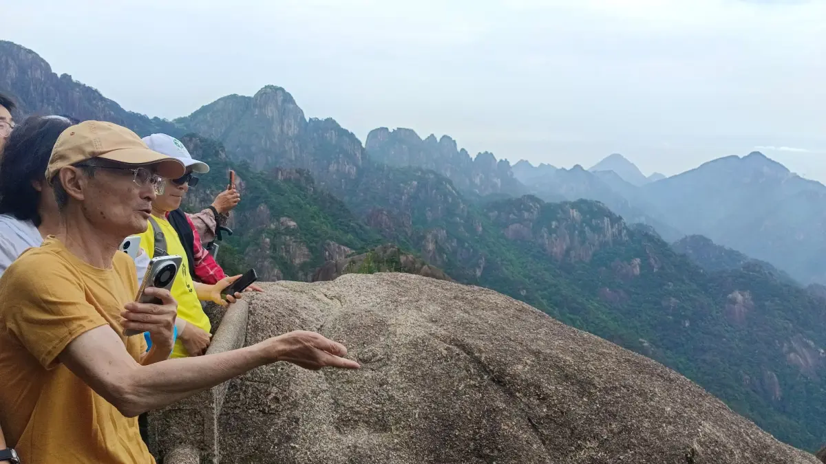 GUGUSAN PEGUNUNGAN: Wisatawan saat mengunjungi gugusan pegunungan Yellow Mountain di Kota Huangshan, Provinsi, Anhui, Tiongkok. Gugusan pegunungan ini merupakan ikon pariwisata di Tiongkok. (Eka Prasetya/Radar Buleleng)