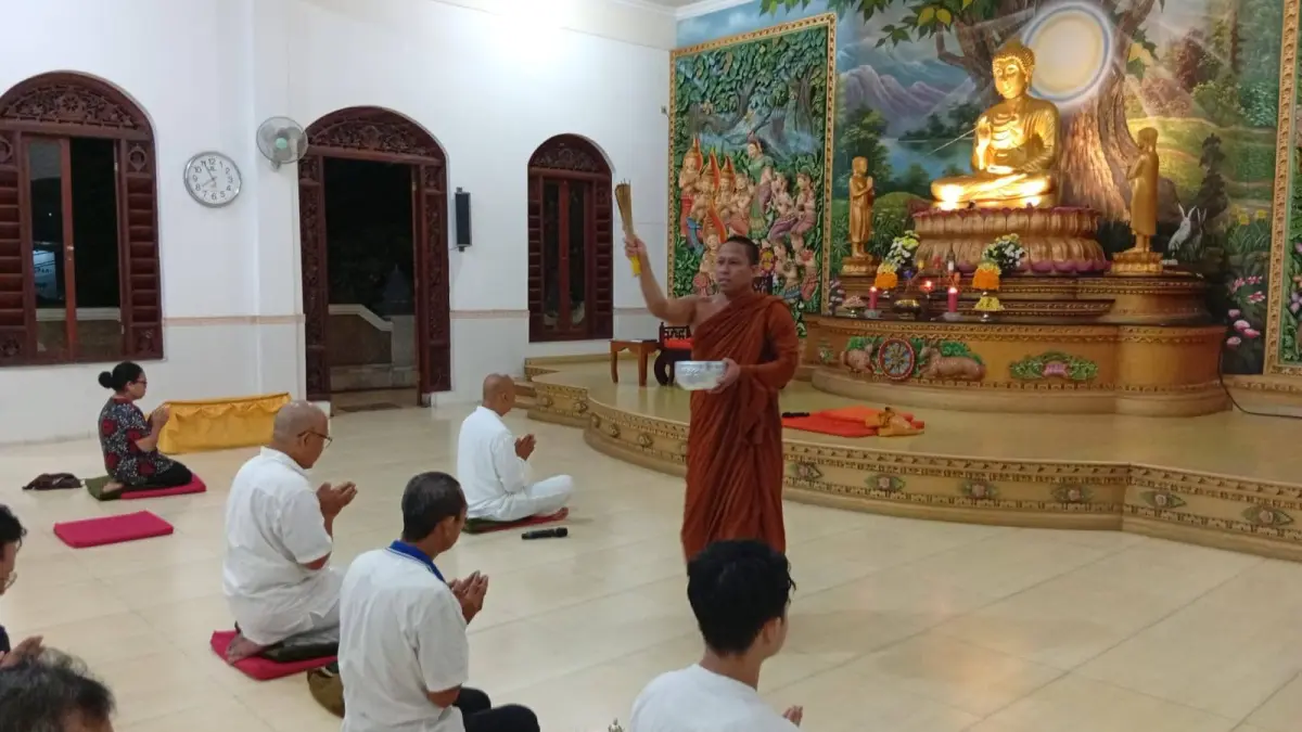 WAISAK: Umat Buddha saat menjalani ibadah di Vihara Buddhavamsa Singaraja, Buleleng. (Francelino Junior/Radar Buleleng)