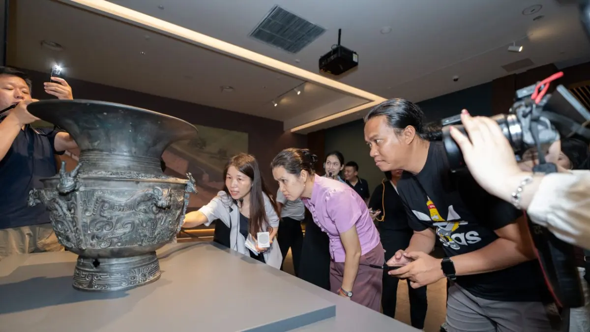 ARTEFAK: Artefak perunggu legendaris berjudul "The Dragon and Tiger Statue" yang dipamerkan di Museum Kota Fuyang. Artefak tersebut menjadi salah satu koleksi nasional yang menjadi ikon Kota Fuyang, Tiongkok. (Eka Prasetya/Radar Buleleng)