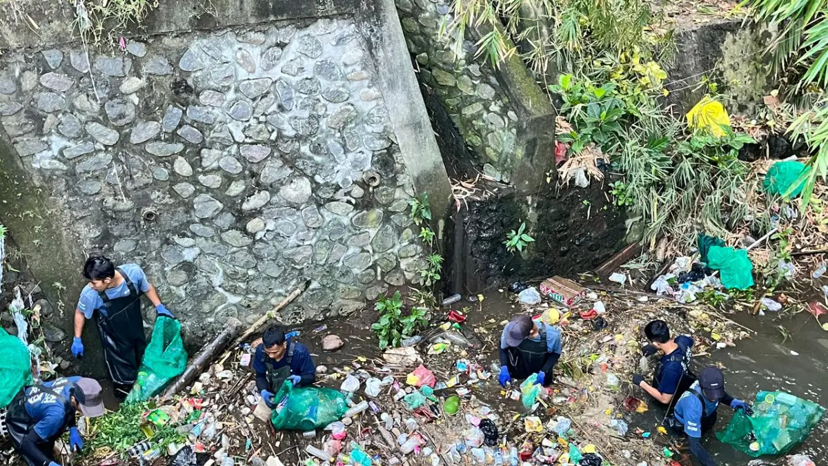 BERSIHKAN SAMPAH: Warga bersama Sungai Watch melakukan aksi pembersihan sampah di sungai di wilayah Kelurahan Penarukan, Buleleng. Ratusan sampah berhasil diangkut. (Pemkab Buleleng)