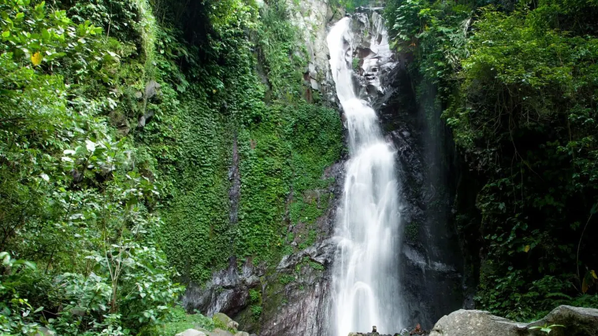 DESTINASI UNGGULAN: Suasana di Air Terjun Yeh Mampeh, Desa Les. Destinasi ini merupakan salah satu unggulan di Desa Les. (Pemdes Les)