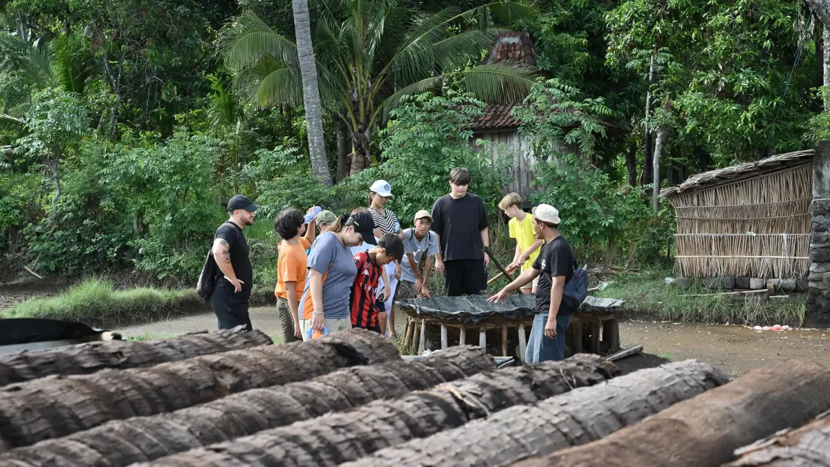 GARAM: Petani garam di Desa Les, Kabupaten Buleleng, menunjukkan proses pembuatan garam alami kepada wisatawan. (Pemdes Les)