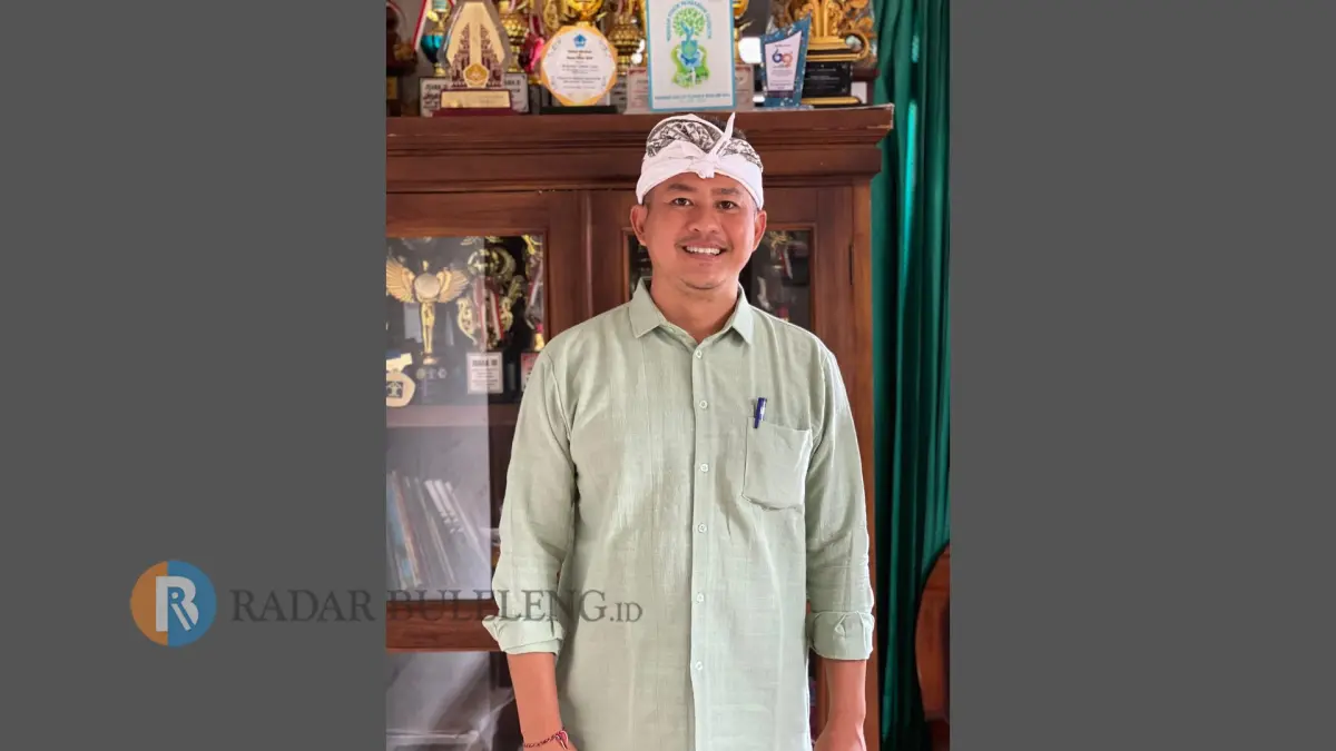 MENUJU DIGITALISASI: Perbekel Les, Gede Adi Wistara. (Francelino Junior/Radar Buleleng)
