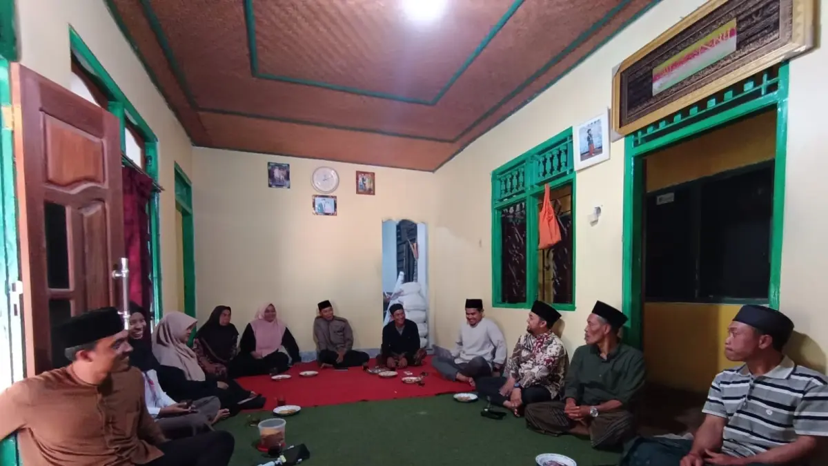 RUMAH DUKA: Suasana di rumah duka keluarga besar H. Ibrahim Mujab, jemaah haji asal Buleleng. Mendiang meninggal di tanah suci saat menjalankan ibadah naik haji. (Eka Prasetya/Radar Buleleng)