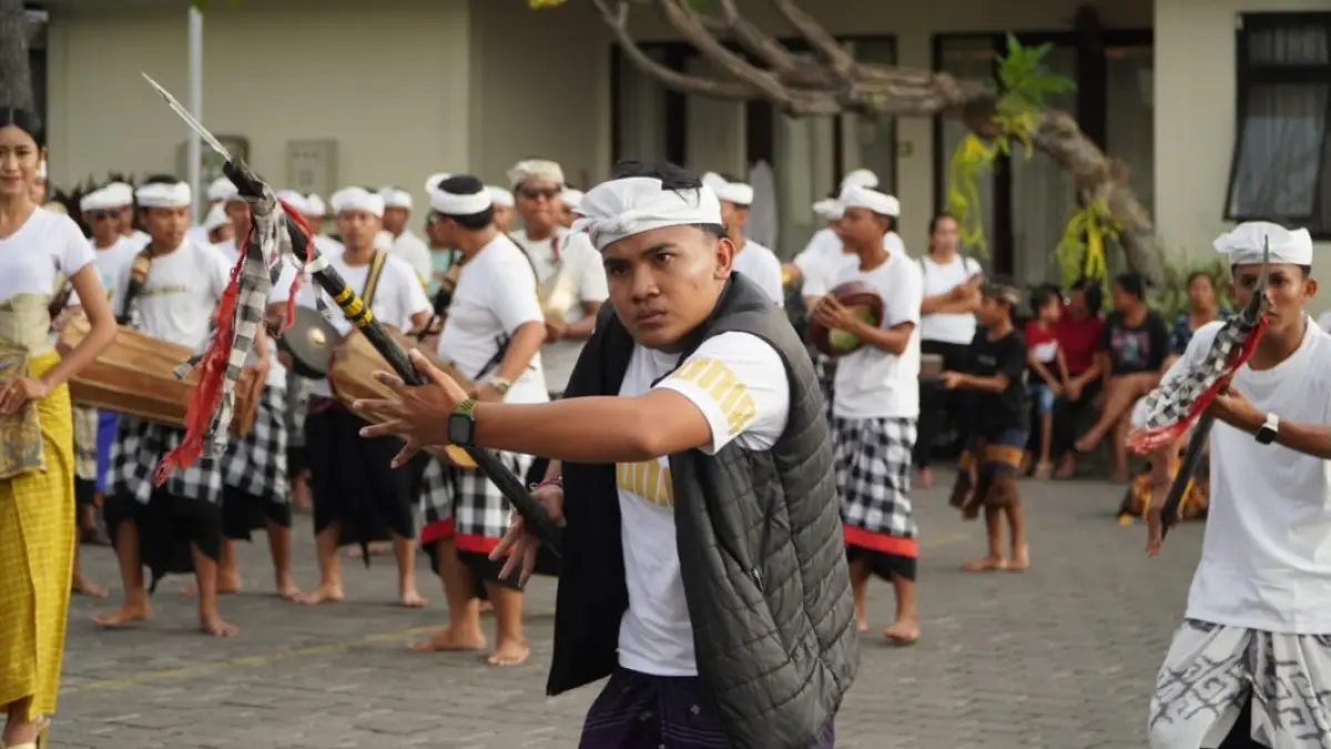 ANGKAT KISAH SPIRITUAL: Suasana latihan tim Peed Aye Kabupaten Buleleng di RTH Bung Karno, Buleleng. Mereka akan tampil pada pembukaan Pesta Kesenian Bali (PKB) 2026. (Pemkab Buleleng)