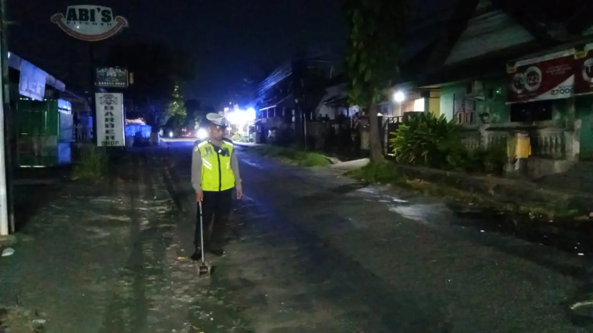 OLAH TKP: Aparat kepolisian melakukan olah TKP di Jalan Laksamana, Desa Baktiseraga. Seorang pengendara sepeda motor dilaporkan kritis setelah menjadi korban tabrak lari. (Polres Buleleng)