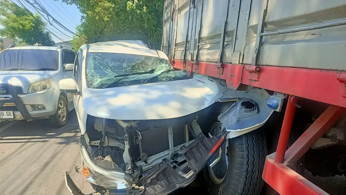 RINGSEK: Mobil yang angkut wisatawan rusak parah di Jalan Raya Singaraja-Gilimanuk. Pengemudi nekat menyalip dalam kondisi lalu lintas padat. (Polres Buleleng)