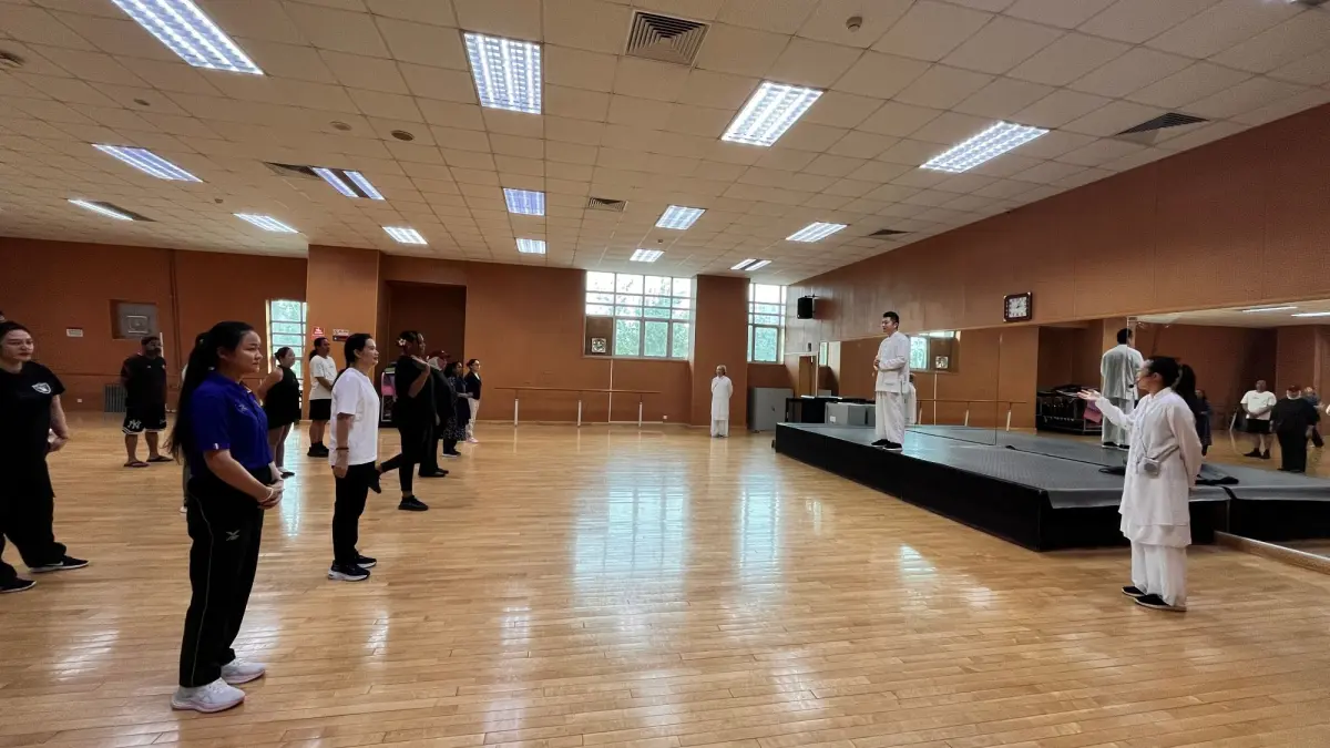 BELAJAR TAI CHI: Suasana kelas Tai Chi saat para jurnalis mempelajari gerakan yoga ala Tiongkok di Renmin University of China, Beijing. (Eka Prasetya/Radar Buleleng)