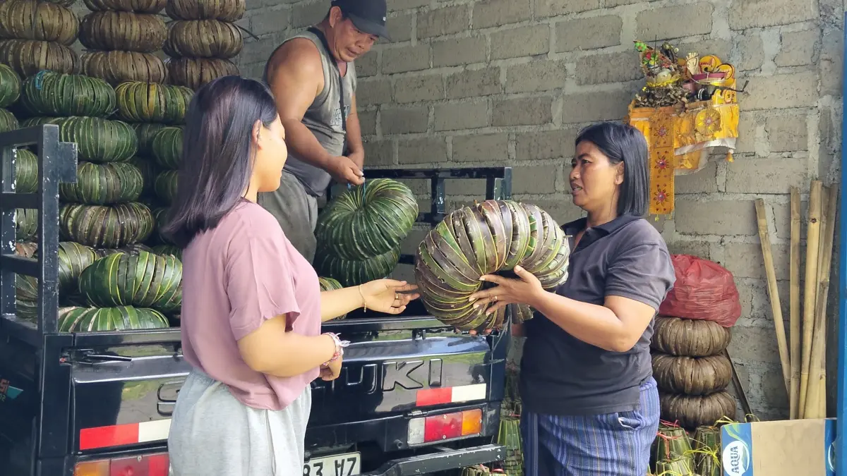 SARANA UPAKARA: Kerajinan tamas dan serembeng daksina yang diproduksi warga di Banjar Dinas Tonggak, Desa Tunjung, Kabupaten Buleleng. Para perajin kini dihadapkan dengan harga produk yang murah. (Ni Luh Taruni Resmiadi untuk Radar Buleleng)
