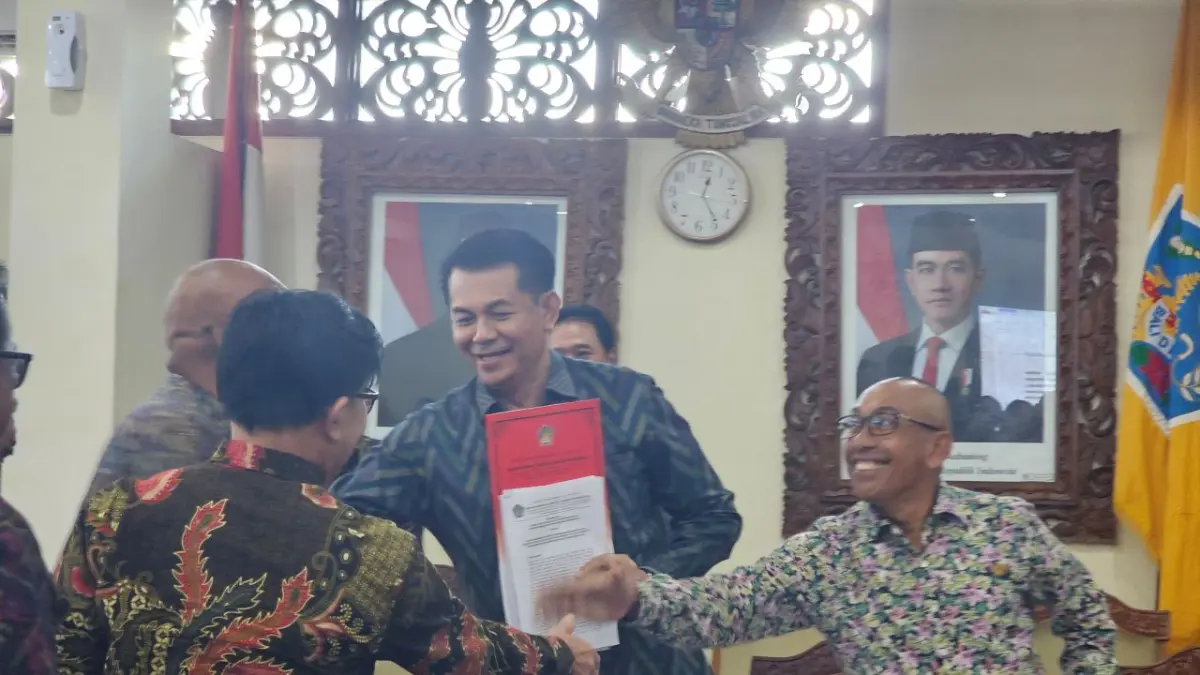 SERAHKAN REKOMENDASI: Pansus TRAP DPRD Bali menyerahkan rekomendasi kepada Pimpinan DPRD Bali dalam Rapat Paripurna di Ruang Rapat Gabungan DPRD Bali pada Selasa (2/6/2026). (Ni Kadek Novi Febriani/Radar Bali)
