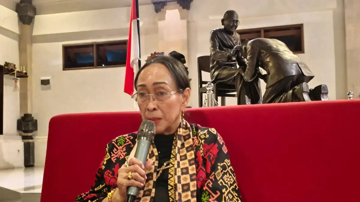 SIAPKAN PEMENTASAN: Sukmawati Soekarnoputri saat menjelaskan konsep pementasan "Ragam Merdeka" untuk mengisi peringatan Bulan Bung Karno di Buleleng. (Francelino Junior/Radar Buleleng)