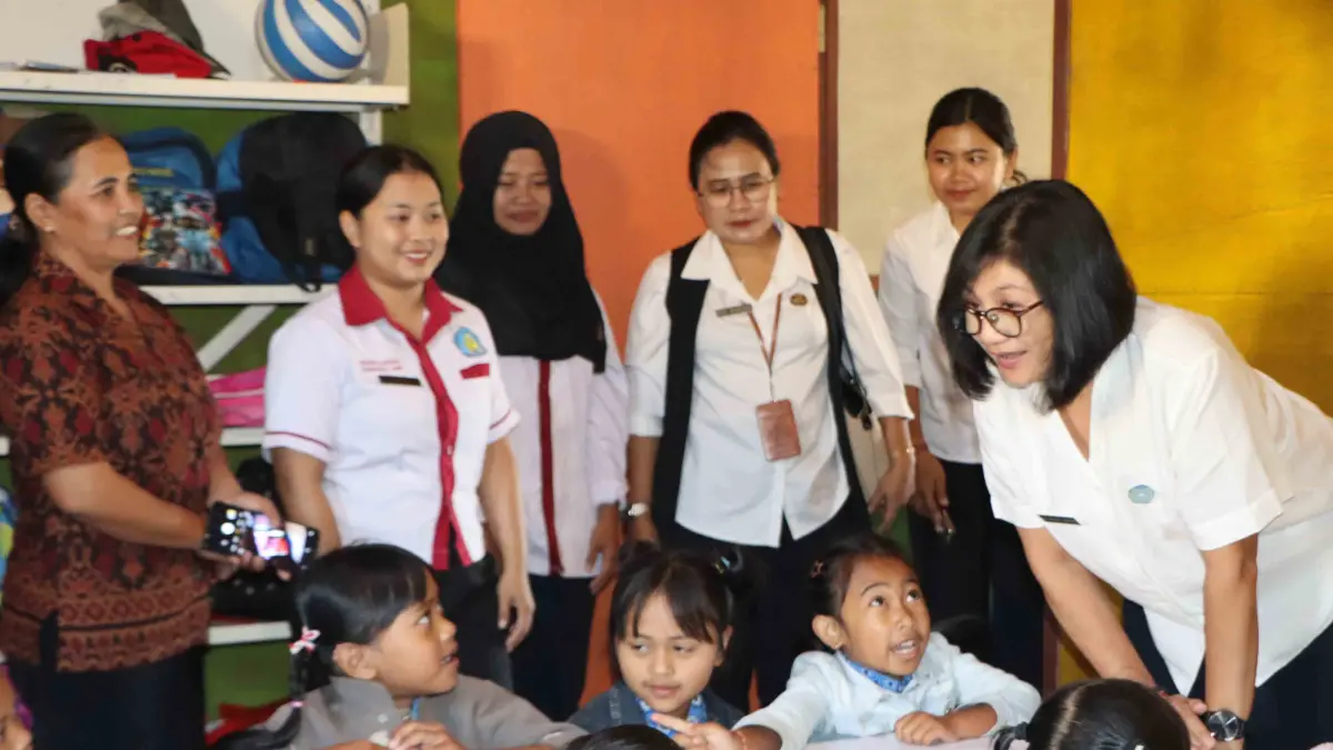 TEMUI SISWA: Sekretaris Tim Penggerak PKK Buleleng, Ny. Hermawati Supriatna (paling kanan) saat bertemu dengan para siswa di TK Cahaya Kumara Desa Pancasari. (Pemkab Buleleng)
