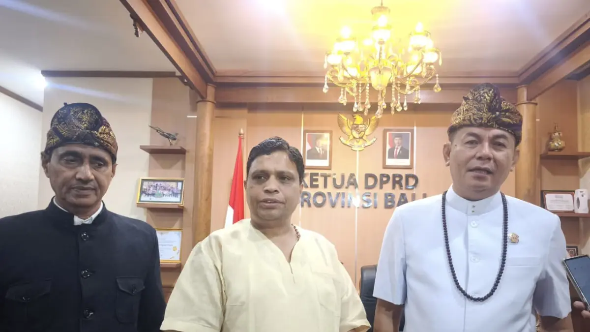 BERTEMU INVESTOR: Acharya Balkrishna (tengah), pendiri sekaligus CEO Patanjali Ayurved India, bertemu dengan dua politisi asal Buleleng. Mereka adalah Ketua DPRD Bali, Dewa Made Mahayadnya (kanan) dan Anggota DPRD Bali, Somvir (kiri). (DPRD Bali)