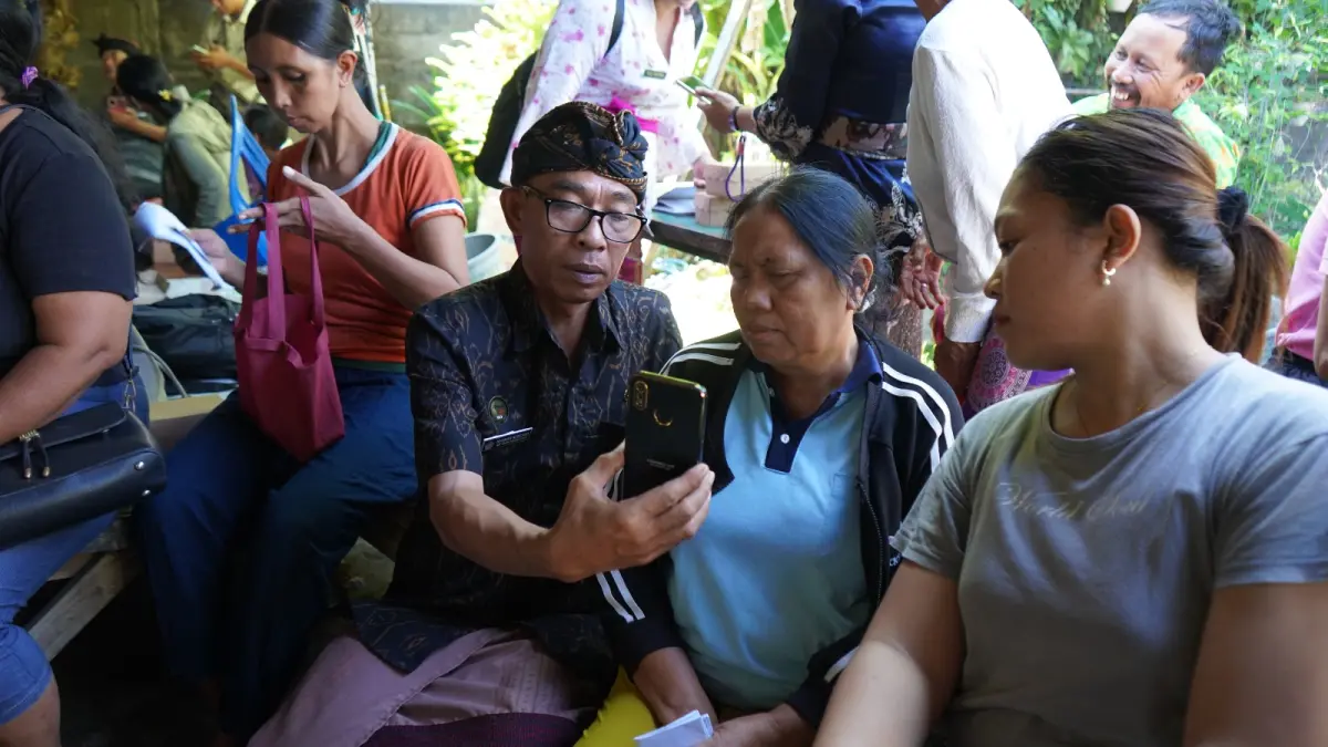 DIGITALISASI BANSOS: Proses verifikasi identitas penerima bansos melalui aplikasi digital. (Pemkab Buleleng)