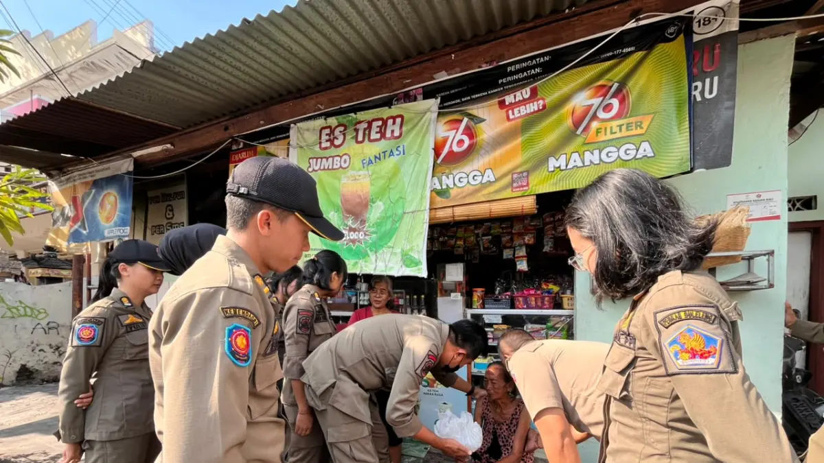EVAKUASI: Pol PP mengevakuasi seorang lansia yang dilaporkan dalam kondisi linglung di Jalan Imam Bonjol, Singaraja. Ia akhirnya berhasil dipertemukan dengan keluarganya di Kelurahan Paket Agung. (Pemkab Buleleng)