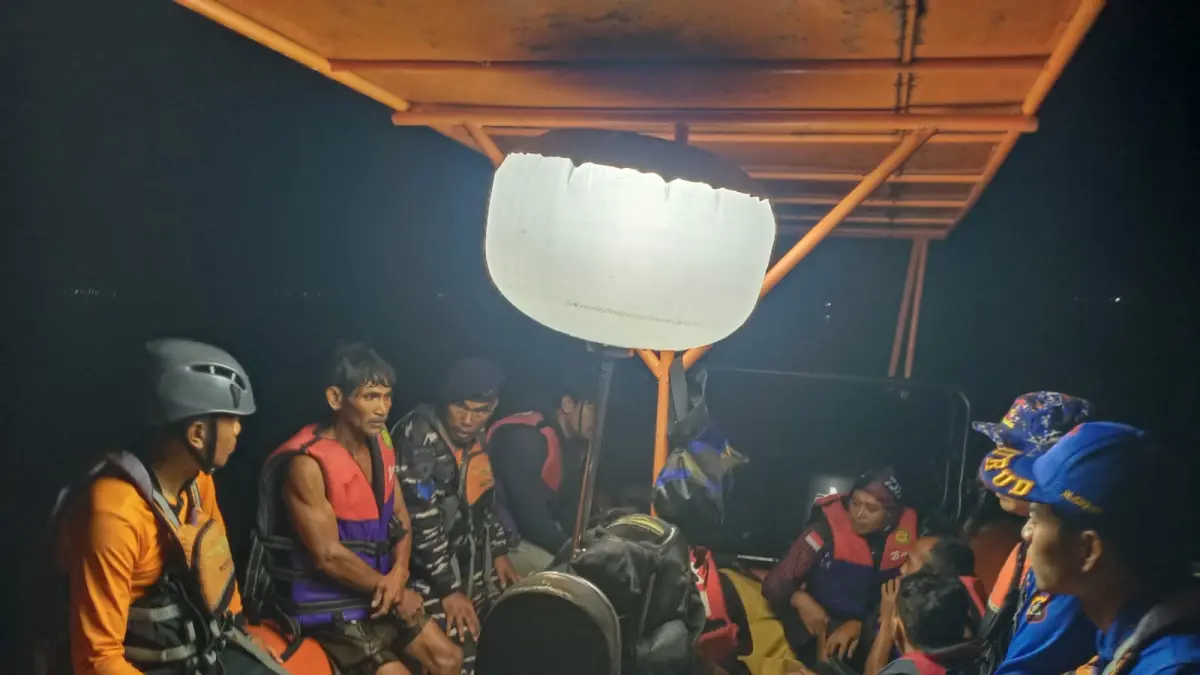 EVAKUASI: Tim SAR Gabungan mengevakuasi enam orang pemancing yang mengalami kecelakaan di perairan Desa Sanggalangit, Kabupaten Buleleng. (Kantor SAR Denpasar)