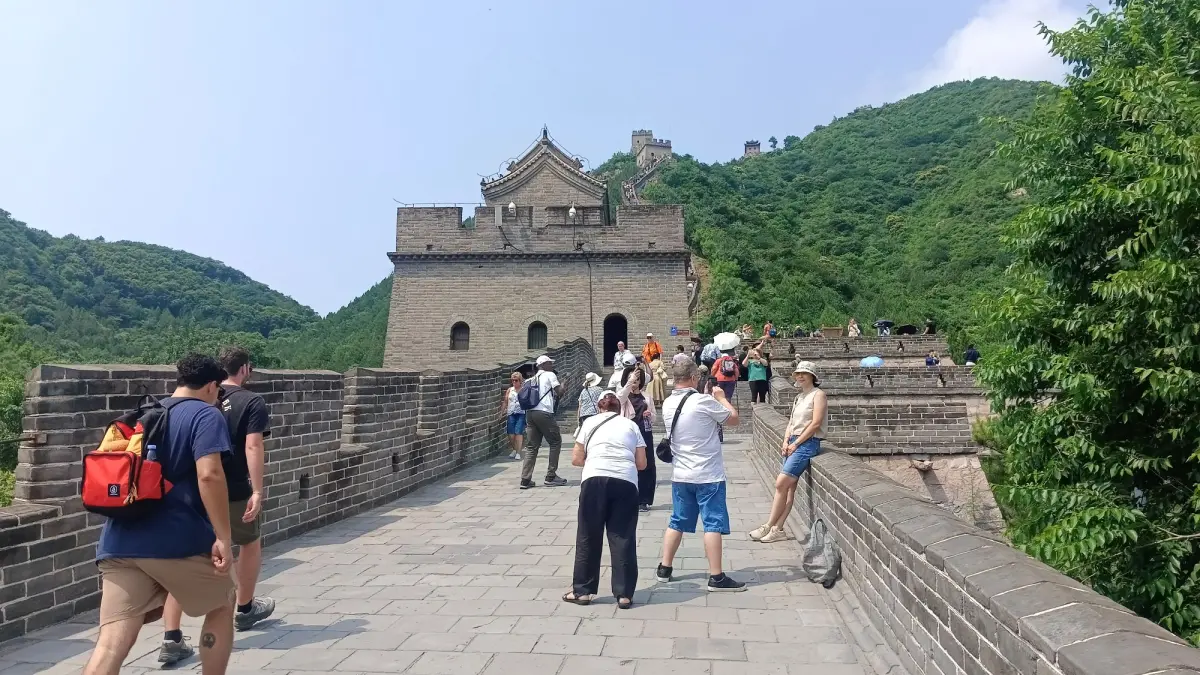 KEAJAIBAN DUNIA: Suasana Tembok Besar Tiongkok di Juyongguan, Beijing. Titik ini salah satu delapan lokasi yang dibuka bagi wisatawan. (Eka Prasetya/Radar Buleleng)