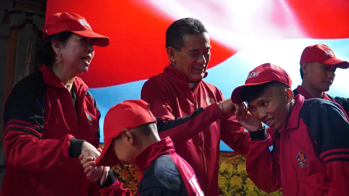 PELEPASAN ATLET: Wakil Bupati Buleleng, Gede Supriatna (kanan) dan Ketua Tim Penggerak PKK Buleleng, Ny. Ida Ayu Wardhany Sutjidra (kiri) saat melepas para atlet pelajar Buleleng ke ajang Porjar Bali. (Pemkab Buleleng)
