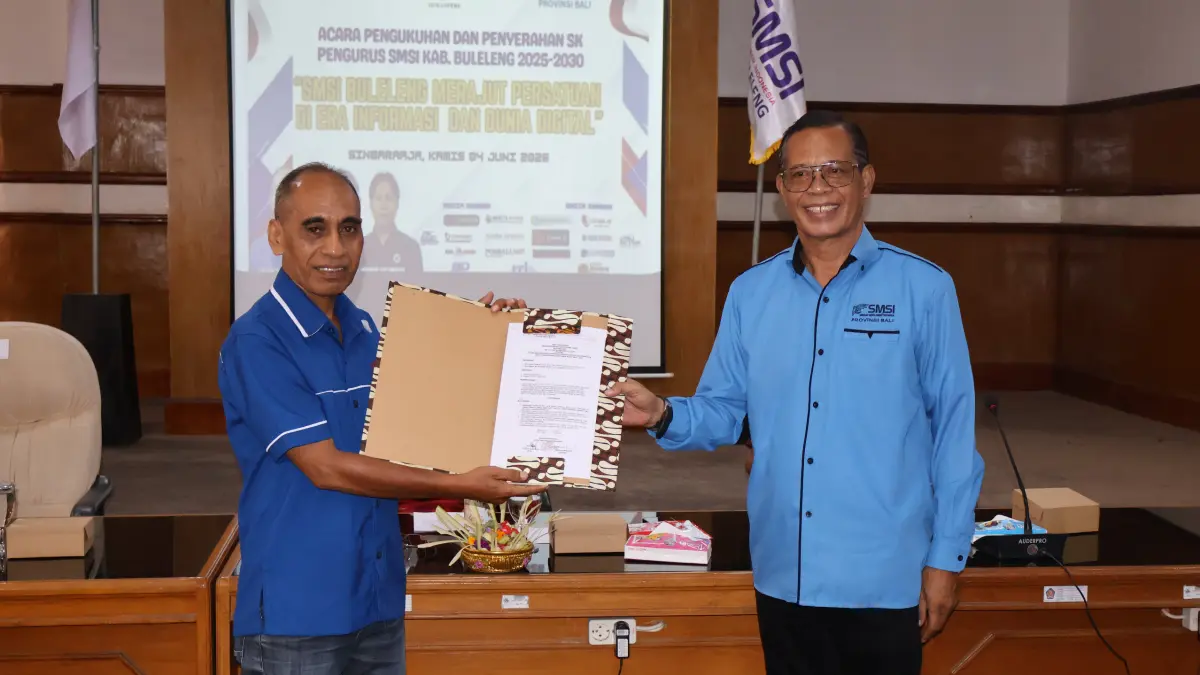 SERAHKAN SURAT KEPUTUSAN: Ketua Serikat Media Siber Indonesia (SMSI) Bali, Emanuel Dewata Oja (kanan) menyerahkan SK kepengurusan kepada Ketua SMSI Buleleng, Francelino Xavier Ximenes Freitas (kiri) pada Kamis (4/6/2026). (Pemkab Buleleng)
