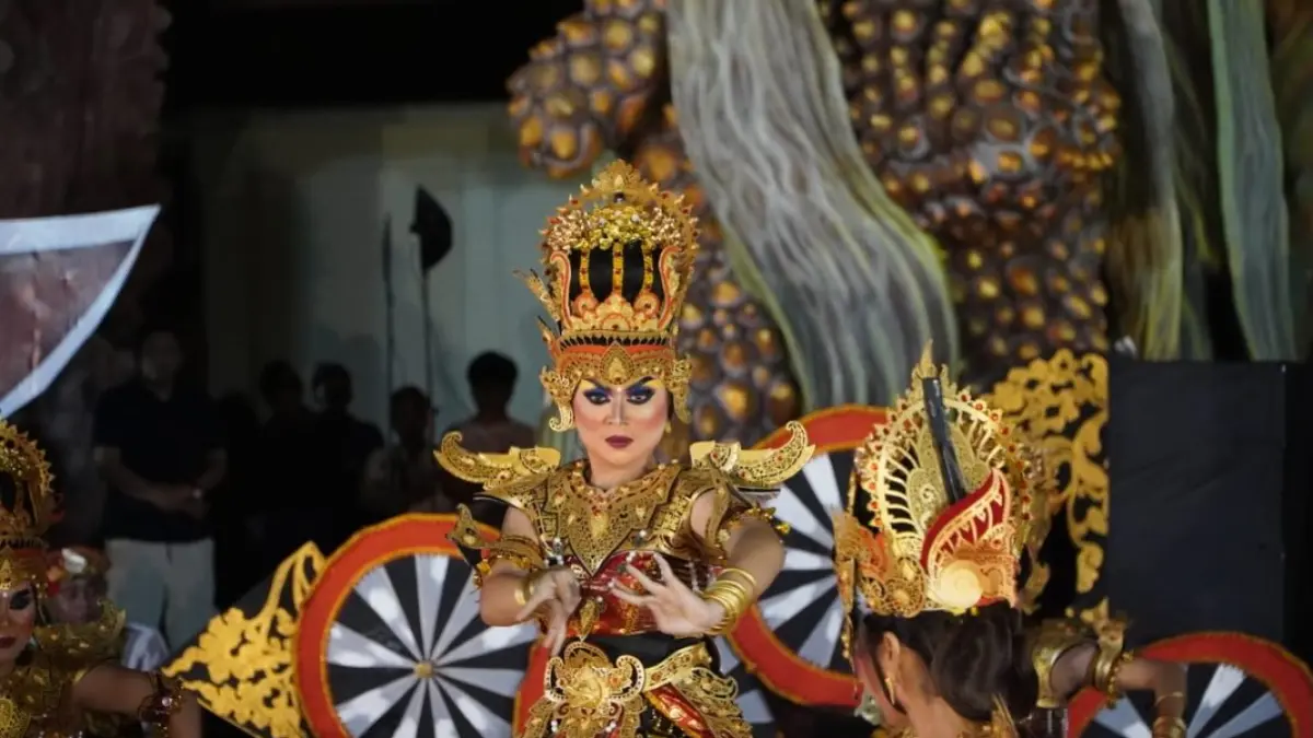 SIAP TAMPIL: Duta kesenian Buleleng saat melakukan uji coba penampilan di Ruang Terbuka Hijau (RTH) Bung Karno, Buleleng. Para seniman sudah siap tampil pada Pesta Kesenian Bali (PKB) 2026. (Pemkab Buleleng)