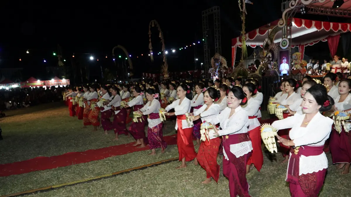 TARI KOLOSAL: Penampilan tari kolosal dalam pembukaan Festival Budaya, Seni, dan Ornamen Khas Kecamatan Seririt (Fesona Seririt) 2026 di Lapangan Umum Seririt, Rabu (3/6/2026). (Pemkab Buleleng)