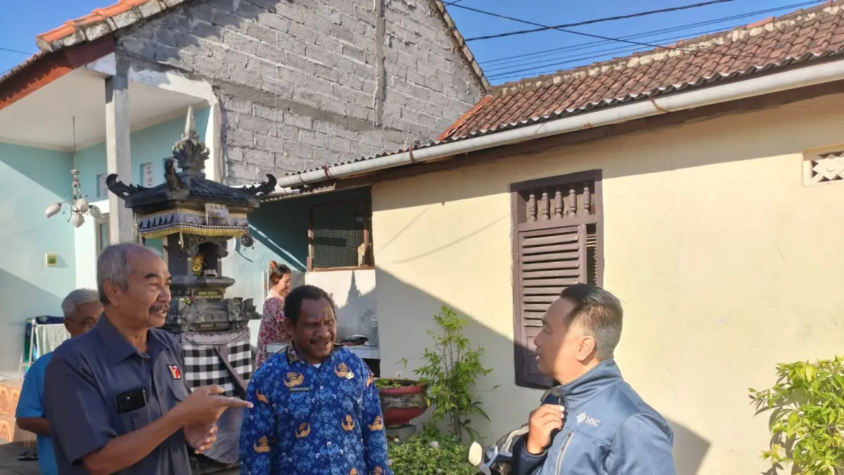 UJI PETIK: Komisioner Bawaslu Buleleng saat melakukan uji petik data pemilih di Kabupaten Buleleng. (Bawaslu Buleleng)