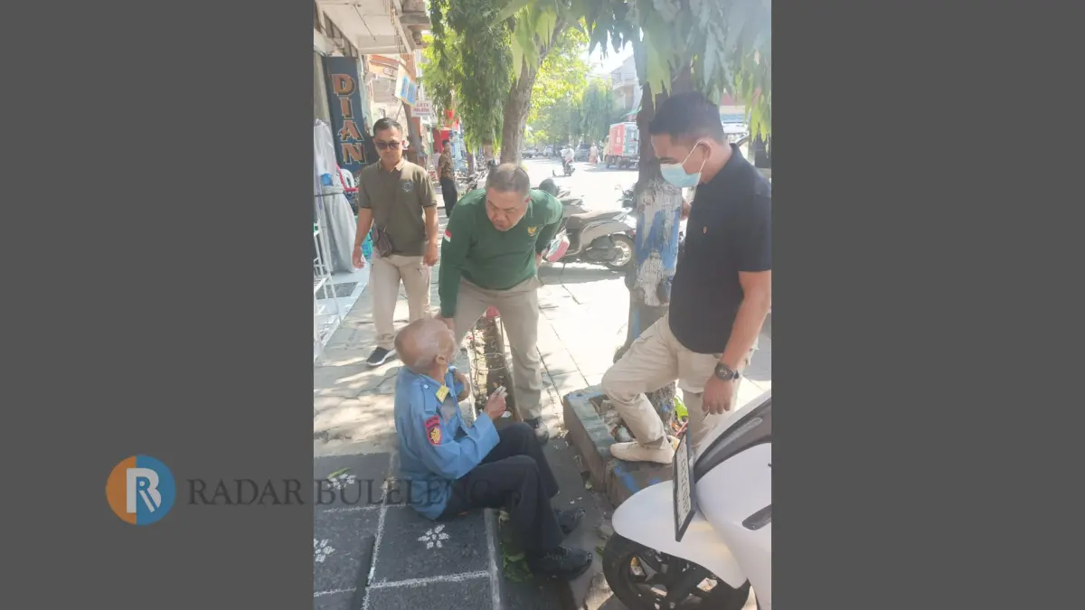 AMANKAN ODGJ: Pol PP Buleleng mengamankan ODGJ sekaligus pengemis di Jalan Diponogoro, Singaraja. (Pemkab Buleleng)