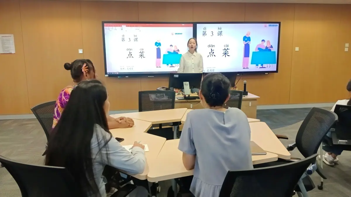 BELAJAR BAHASA MANDARIN: Suasana saat para jurnalis dari Asia Pasifik dan Eropa mempelajari Bahasa Mandarin di Renmin University of China. (Eka Prasetya/Radar Buleleng)