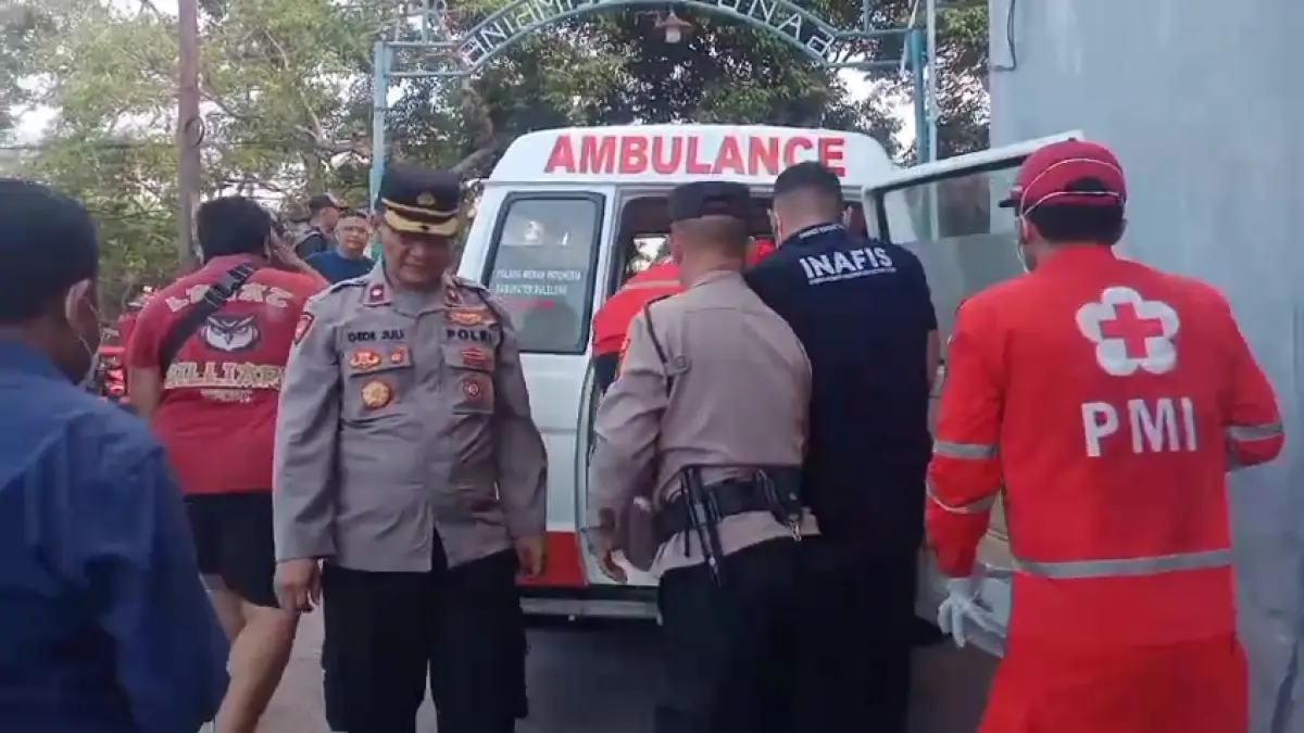 EVAKUASI: Tim gabungan dari Polsek Singaraja, Polres Buleleng, dan PMI Buleleng, mengevakuasi jenazah yang ditemukan warga di Kelurahan Banyuning. (Polres Buleleng)