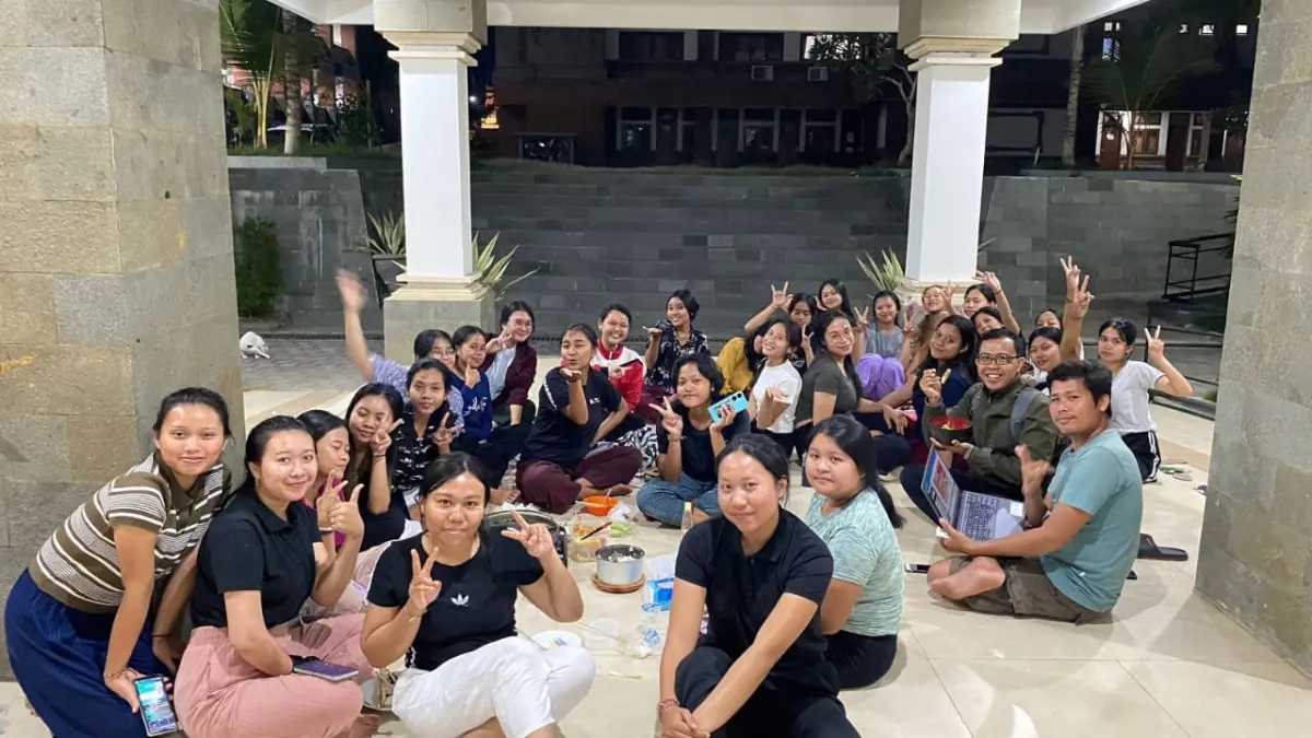 SATU ATAP: Suasana makan bersama di Asrama Putri Institut Mpu Kuturan, Singaraja. (Ni Kadek Utami Asih untuk Radar Buleleng)