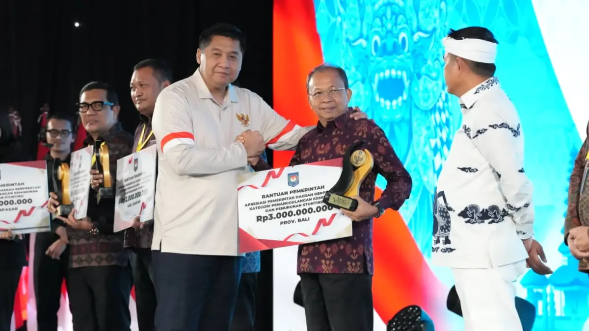 TERIMA PENGHARGAAN: Gubernur Bali, Wayan Koster, menerima trophy dan penghargaan dari Menteri Perumahan dan Kawasan Permukiman RI, Maruarar Sirait. (Pemprov Bali)