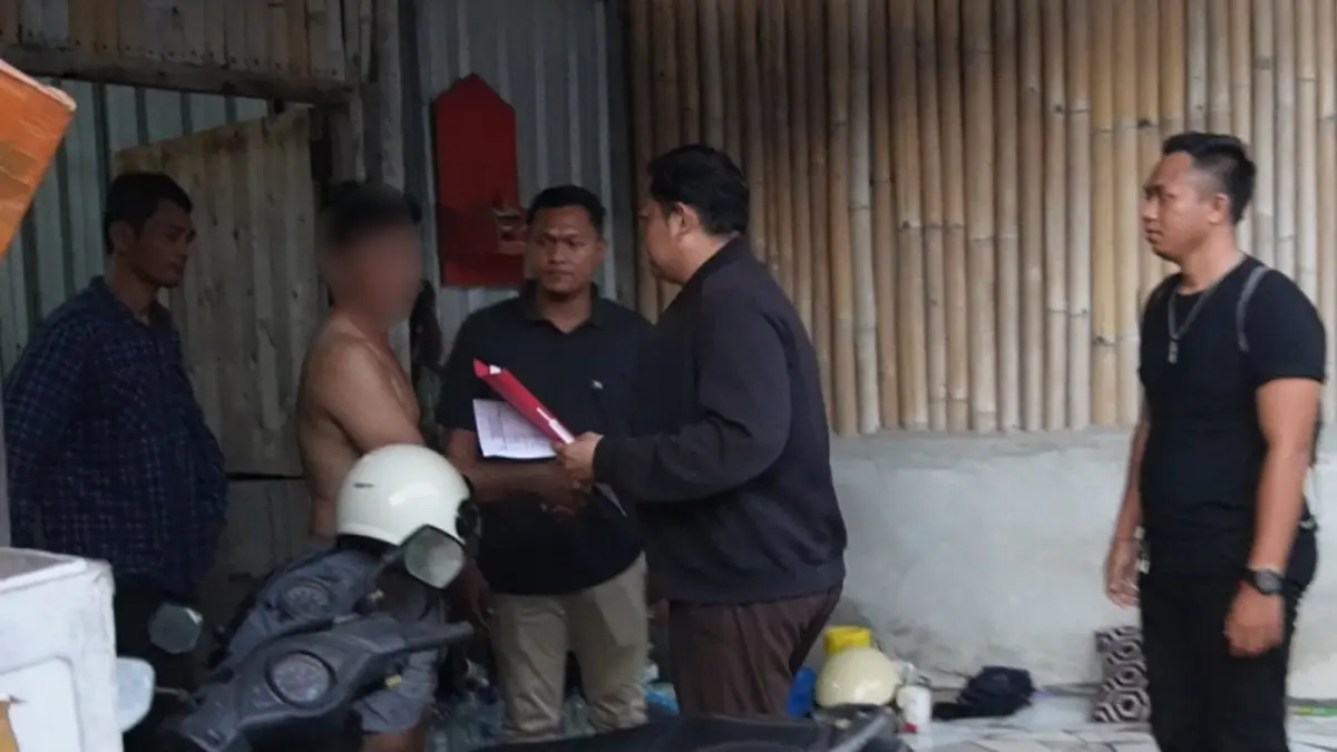 TERTANGKAP BASAH: Tim Kejari Buleleng menangkap buronan berinisial AS di wilayah Pemogan, Denpasar. Dia merupakan terpidana kasus karantina hewan dan ikan. (Kejari Buleleng)