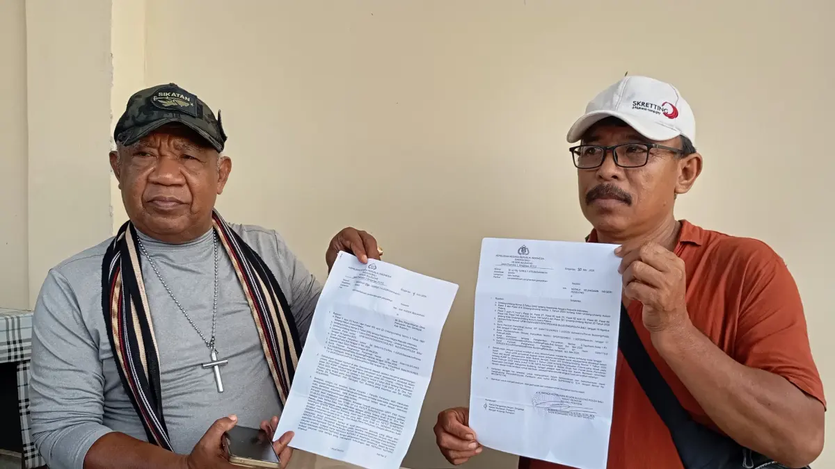 SIAPKAN LANGKAH HUKUM: Pelapor Kadek Muliawan (kanan) dan Ketua Badan Eksekutif LSM Gema Nusantara, Antonius Sanjaya Kiabeni (kiri) menunjukkan surat SP3 dari Polres Buleleng terkait masalah tanah di Bukit Ser, Desa Pemuteran, Kabupaten Buleleng. (Francelino Junior/Radar Buleleng)