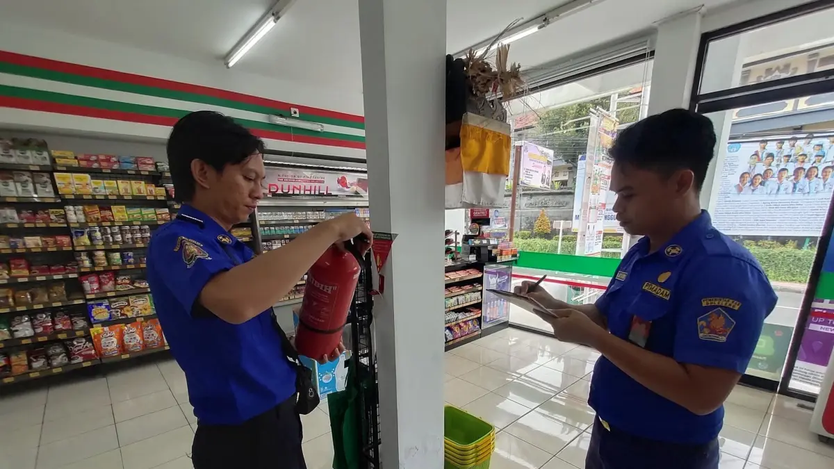 CEK APAR: Petugas Dinas Pemadam  Kebakaran mengecek Alat Pemadam Api Ringan (APAR) di salah satu minimarket yang ada di Buleleng. (Pemkab Buleleng)