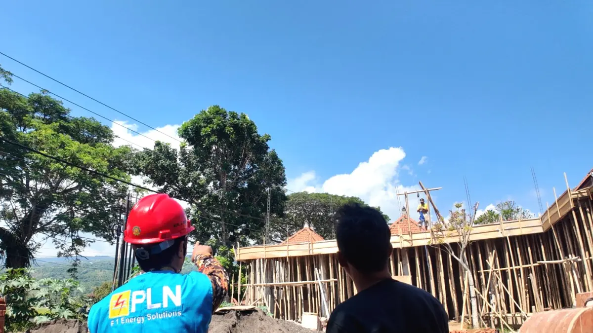EDUKASI: Petugas PLN mengedukasi pekerja proyek untuk berhati-hati saat memasang atap, guna menghindari kecelakaan kerja akibat sengatan listrik dari jaringan kabel. (PLN)