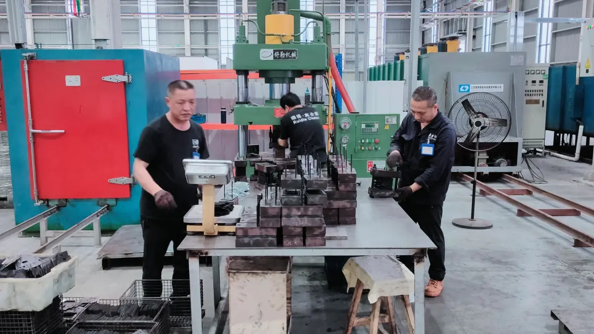 PRODUKSI SUKU CADANG: Suasana di Anhui Aodehua Technology Co., Ltd. Para pekerja tampak sibuk merakit komponen suku cadang kendaraan. (Eka Prasetya/Radar Buleleng)