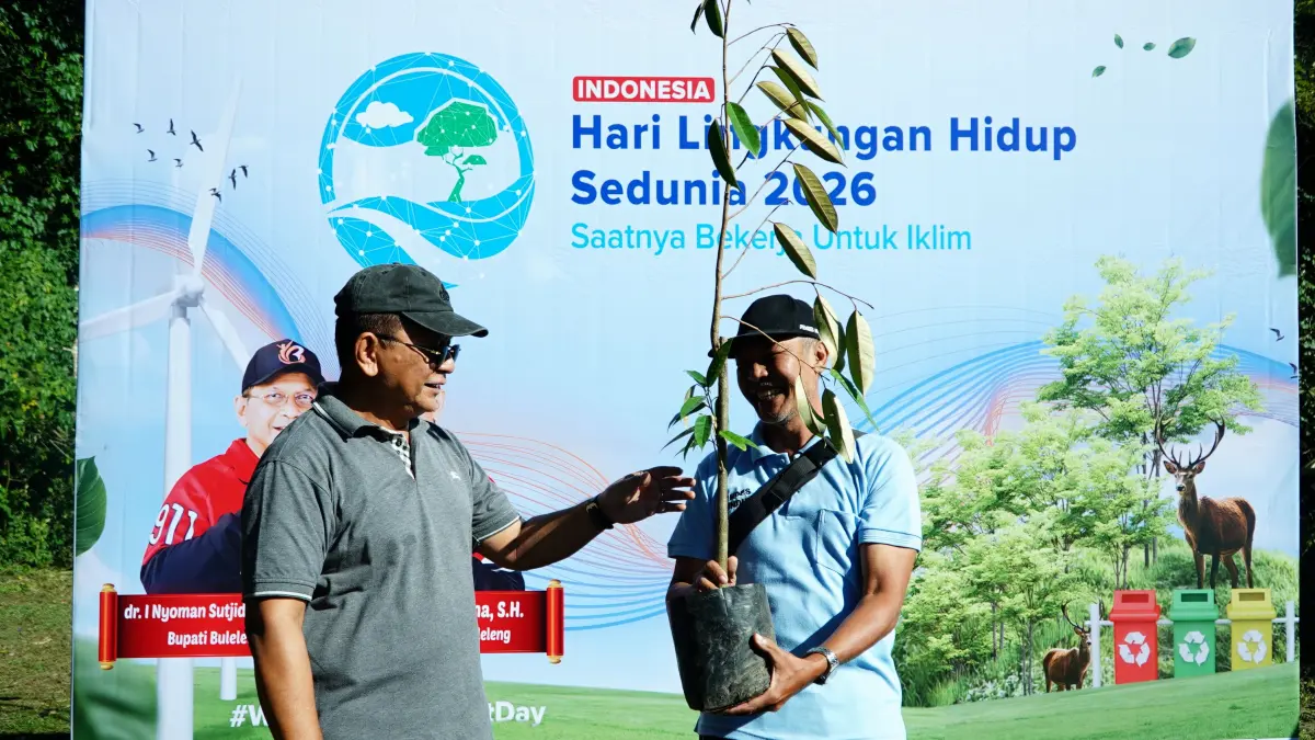 SERAHKAN BIBIT: Bupati Buleleng, Nyoman Sutjidra (kiri) menyerahkan bibit kepada Perbekel Munduk, Nengah Sudira (kanan). (Pemkab Buleleng)