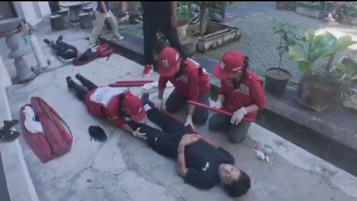 SIMULASI: Suasana simulasi evakuasi korban akibat gempa bumi di SMP Lab Undiksha. (Undiksha)
