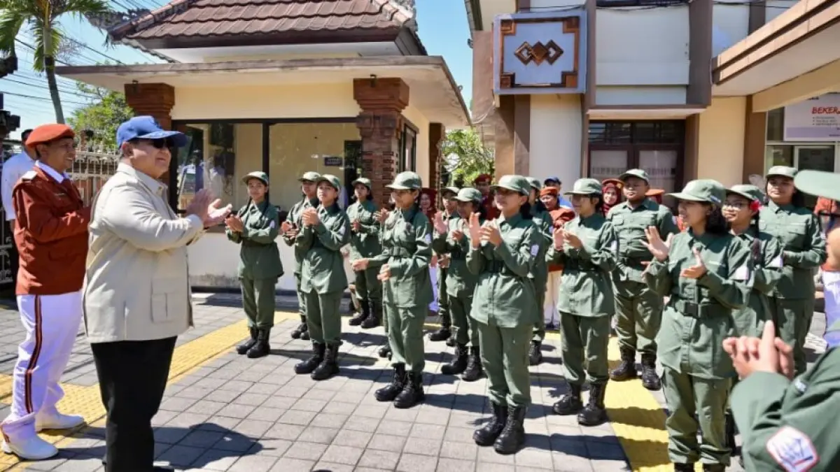 TEMUI SISWA: Presiden Republik Indonesia, Prabowo Subianto saat mengunjungi Sekolah Rakyat Menengah Pertama (SRMP) 17 Tabanan di Sentra Mahatmiya, Bali. (BPMI Setpres/Rusman)
