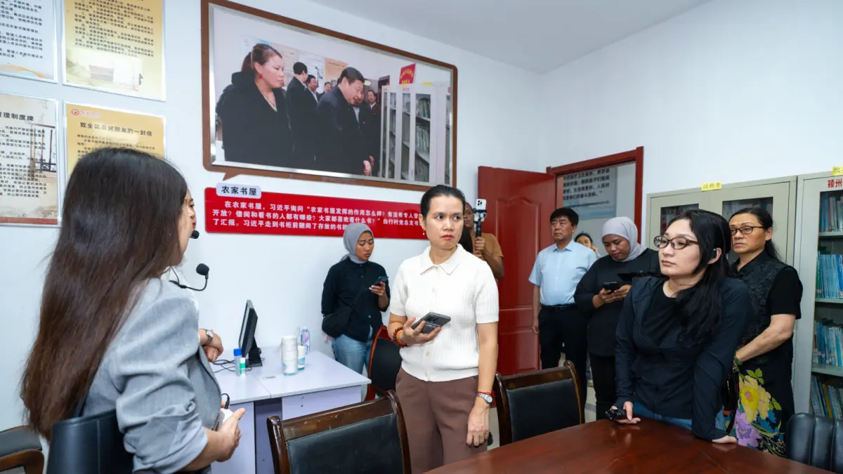 JEJAK XI JINPING: Para jurnalis peserta program CIPCC saat berkunjung ke Desa Baihang, Provinsi Anhui, Tiongkok. Di belakang tampak foto Xi Jinping saat masih menjabat sebagai wakil presiden, kala berkunjung ke desa tersebut. (Eka Prasetya/Radar Buleleng)